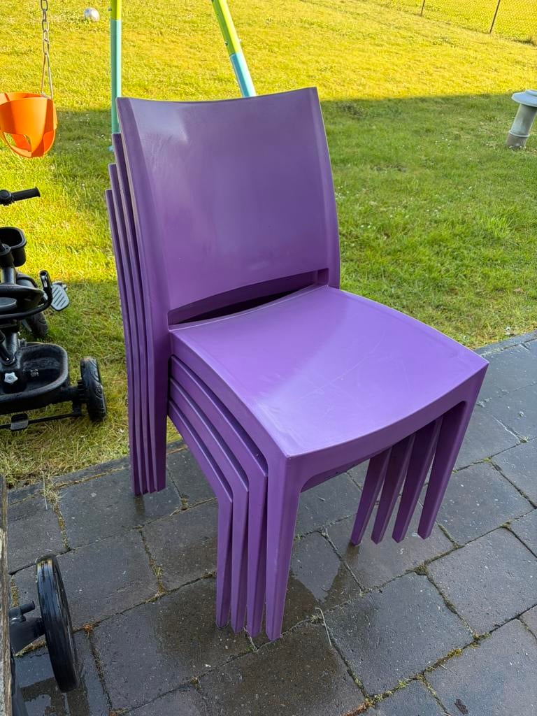 Set van 4 stapelbare tuinstoelen - paars plastic, Tuin en Terras, Tuinsets en Loungesets, Zo goed als nieuw, Ophalen