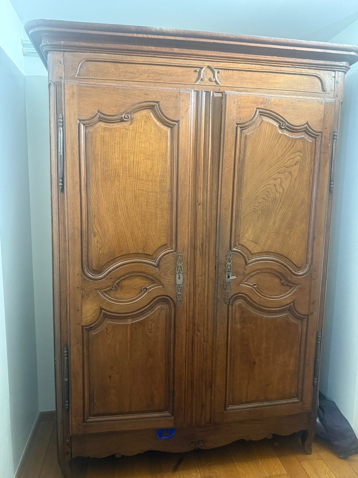 Cabinet vieux de plus de 200 ans, Enlèvement