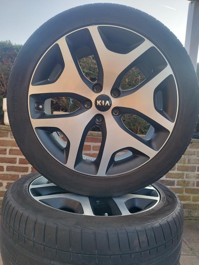 Originele Kia Sportage velgen met zomerbanden 245/45/R19, Auto-onderdelen, Banden en Velgen, Velg(en), Personenwagen, Zomerbanden