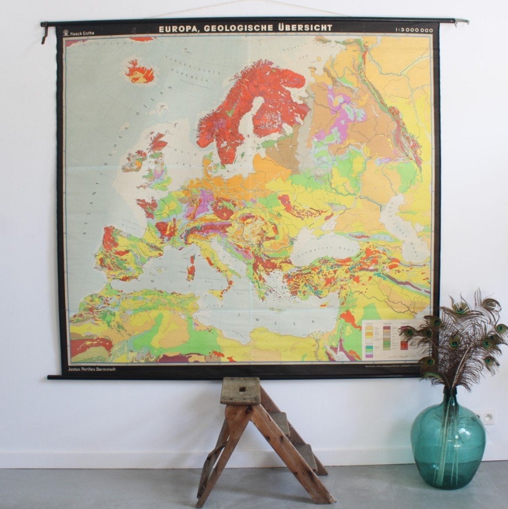 oude vintage schoolkaart: Geologie van Europa, Antiek en Kunst, Ophalen