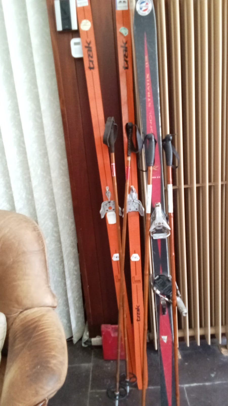 2 paar skilatten als decoratie, Ophalen, Ski, Stokken