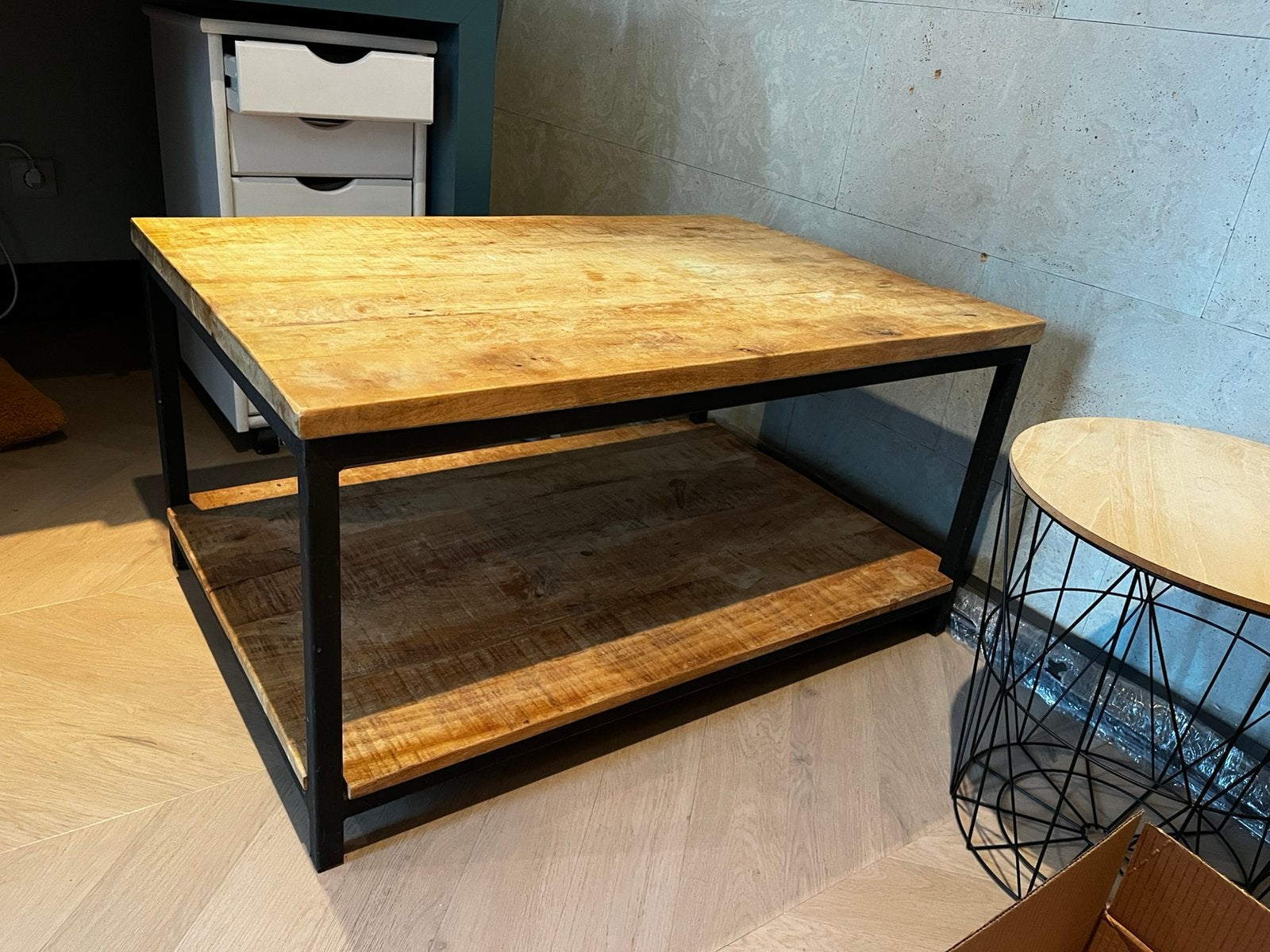Salontafel hout met zwarte constructie, Ophalen, Zo goed als nieuw