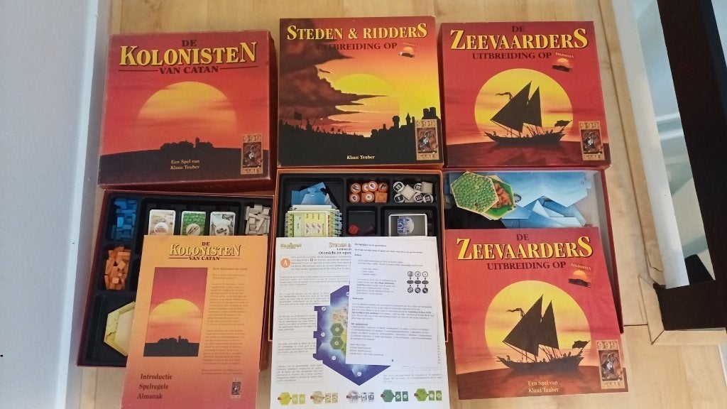 bordspellen oude versie Catan basis + zee en Ridders 999, Hobby en Vrije tijd, Een of twee spelers, Ophalen of Verzenden, Zo goed als nieuw