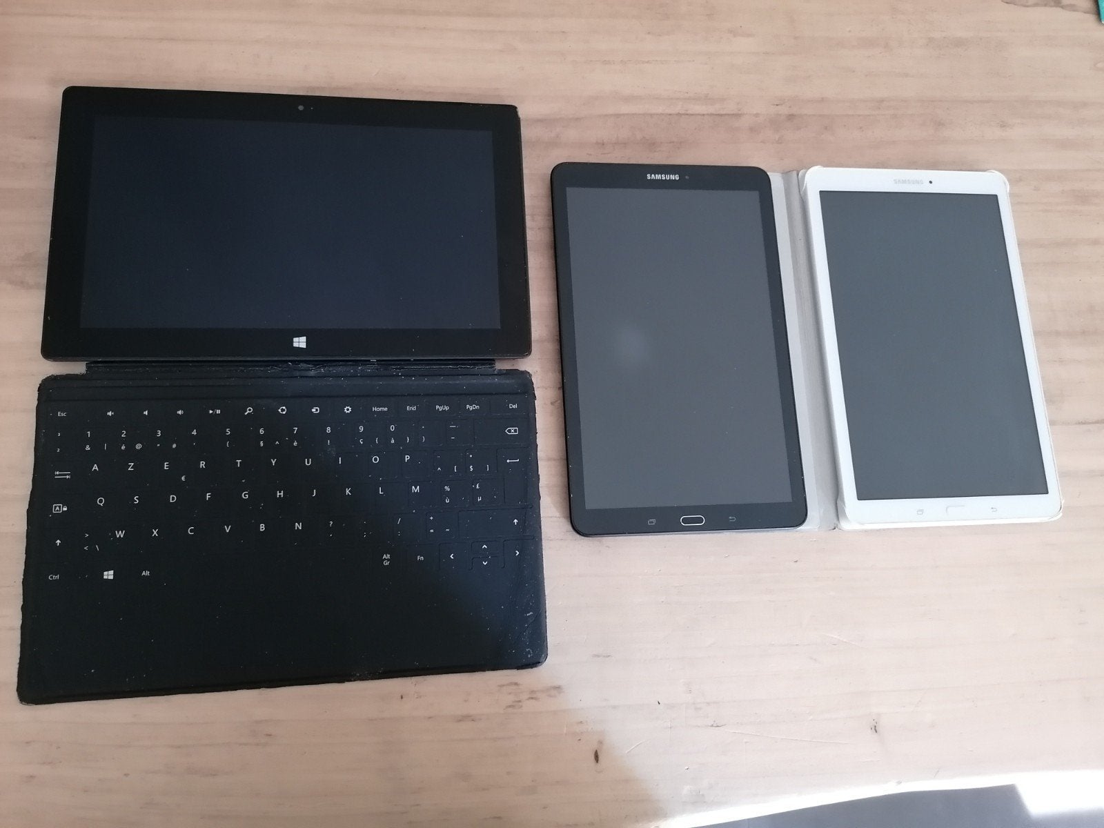 drie tablets: 1 windows surface en 2 Samsung sm t560, Computers en Software, Overige Computers en Software, Ophalen