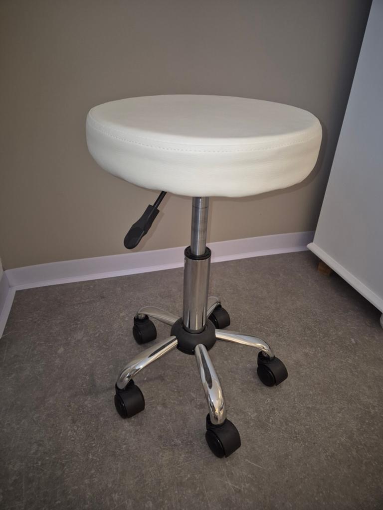 Tabouret blanc sur roues et réglables en hauteur, Enlèvement