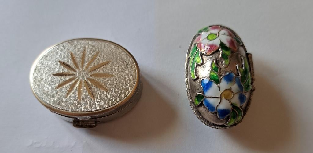 1 pilulier oeuf ancien et un OVALE, Enlèvement
