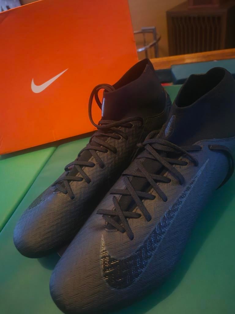 Nike voetbalschoenen NIEUW!! MAAT 42,5€, Sport en Fitness, Ophalen