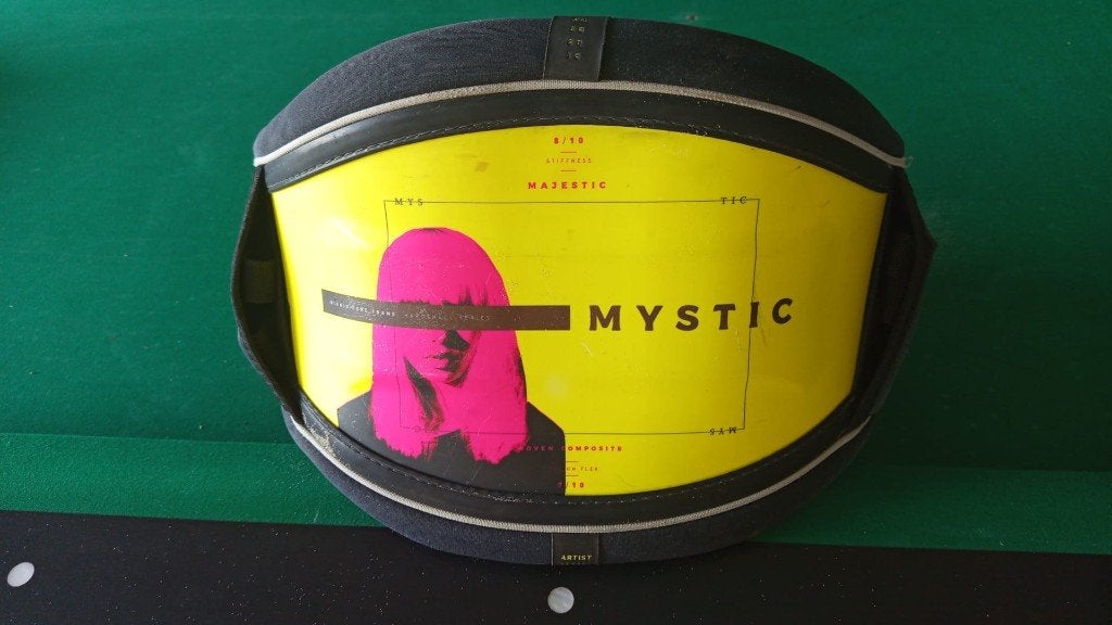 Mystic harnas M, Sports nautiques & Bateaux, Kitesurf, Enlèvement, Utilisé, Trapèze