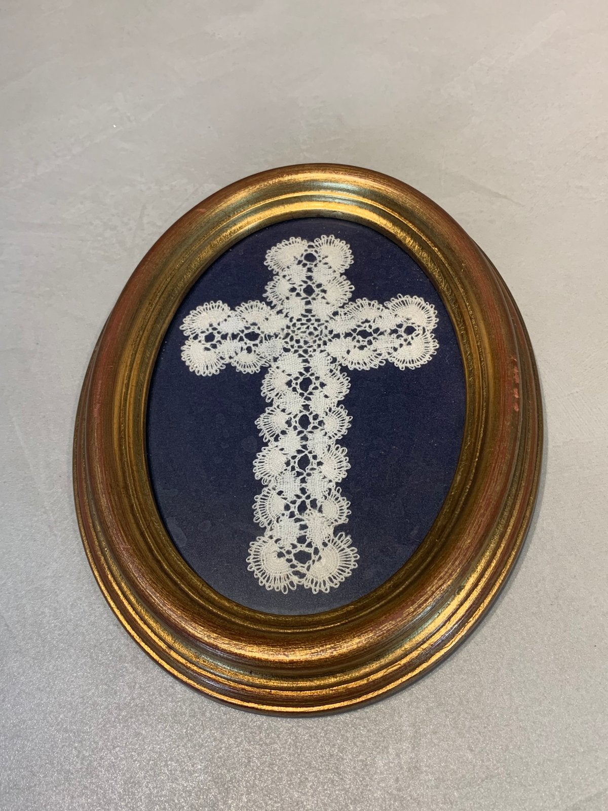 Vintage lijst met Brugse kant kruis - ovale gouden lijst, Ophalen of Verzenden