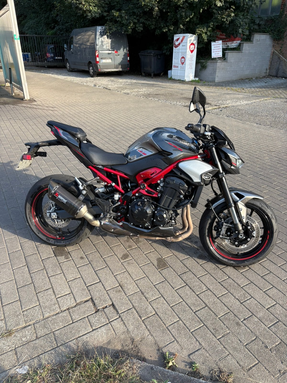 Kawazaki Z900 2025 Performance Akrapovic Rouge, Motos, Permis Moto A, Occasion, Plus de 35 kW, 948 cm³