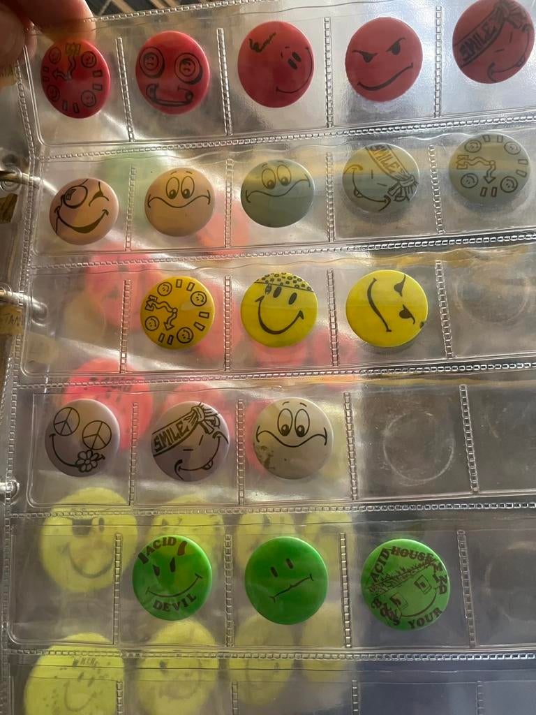 ORIGINAL 80’s New Beat & Acid House smiley button pins, Collections, Broches, Pins & Badges, Comme neuf, Bouton, Enlèvement ou Envoi
