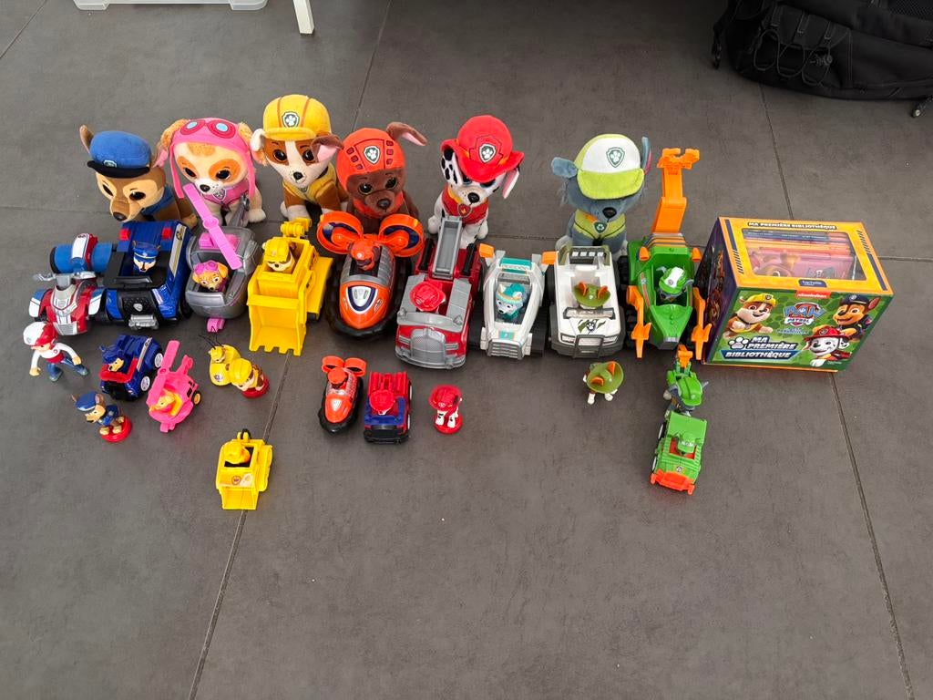Set de jouets, livres et peluches pat patrouille paw patrol, Enfants & Bébés, Enlèvement, Comme neuf