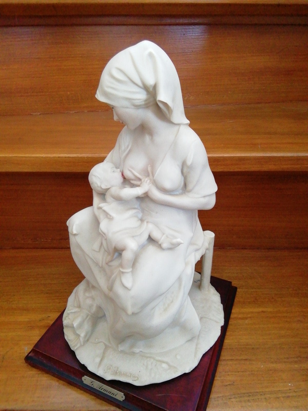 Statue Maternité / Allaitement - Giuseppe Armani, Enlèvement