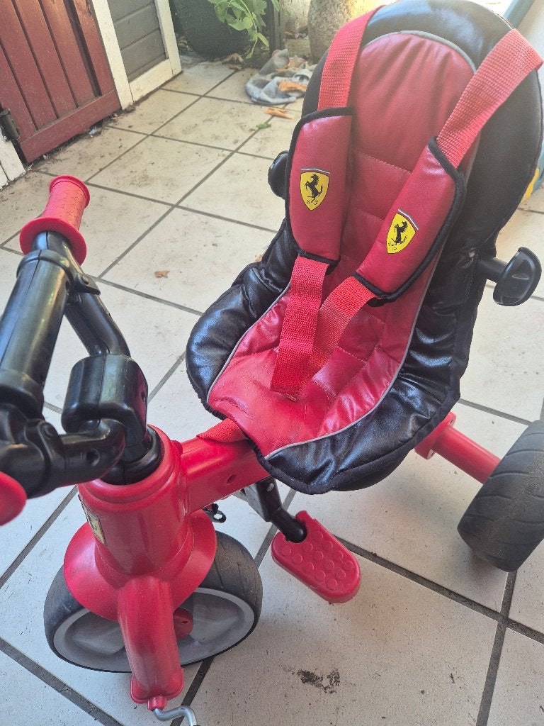 Feber driewieler ferrari zonder duwstang, Fietsen en Brommers, Ophalen, Zo goed als nieuw, Feber, Verstelbare zitting