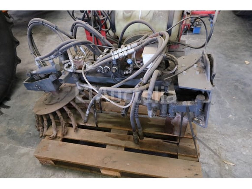 Brosse hydraulique pour véhicule balayeuse