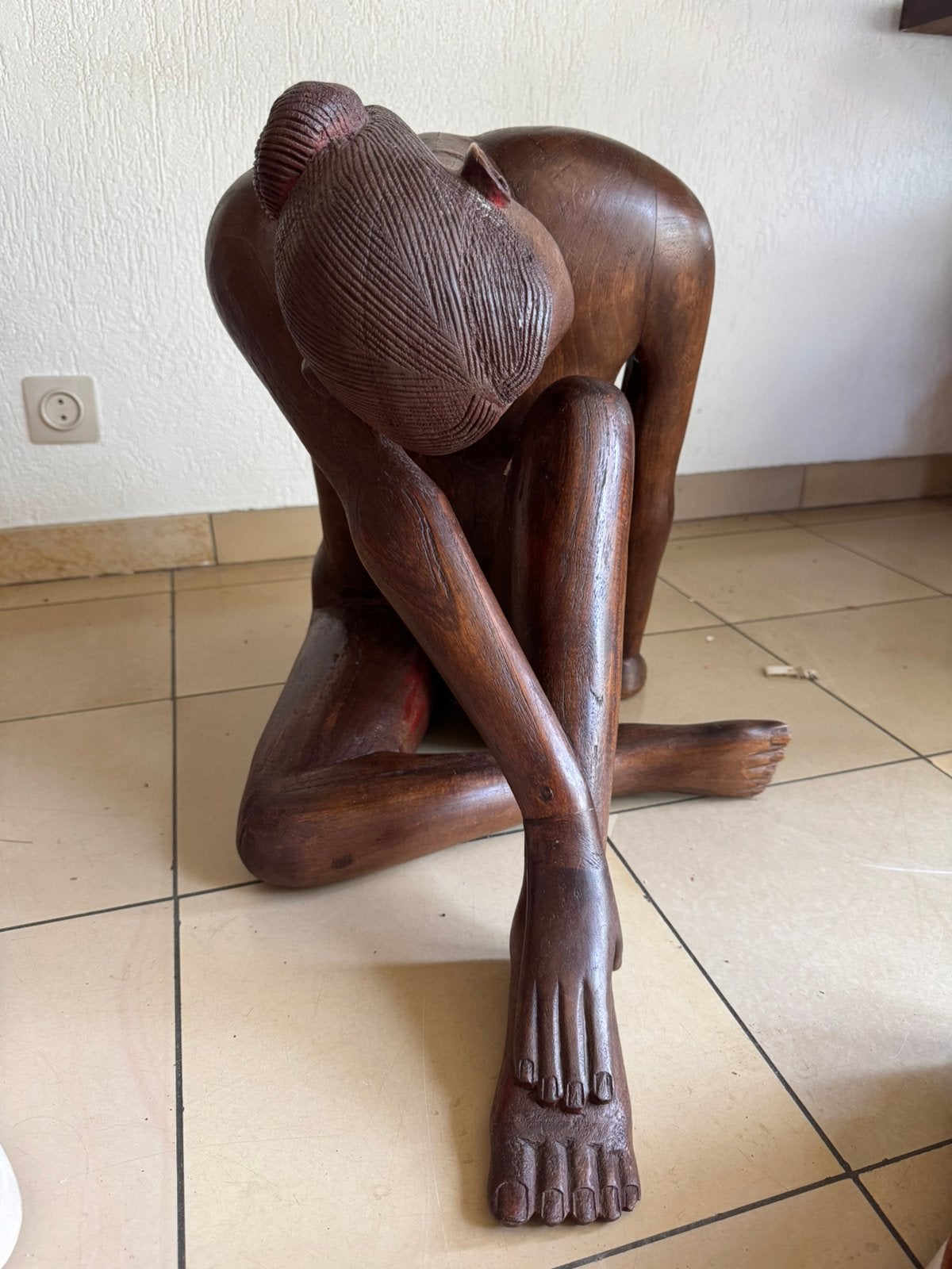 Groot handgesneden houten beeld van zittende vrouw – 48 cm, Ophalen, Beeld, Hout, Klassiek