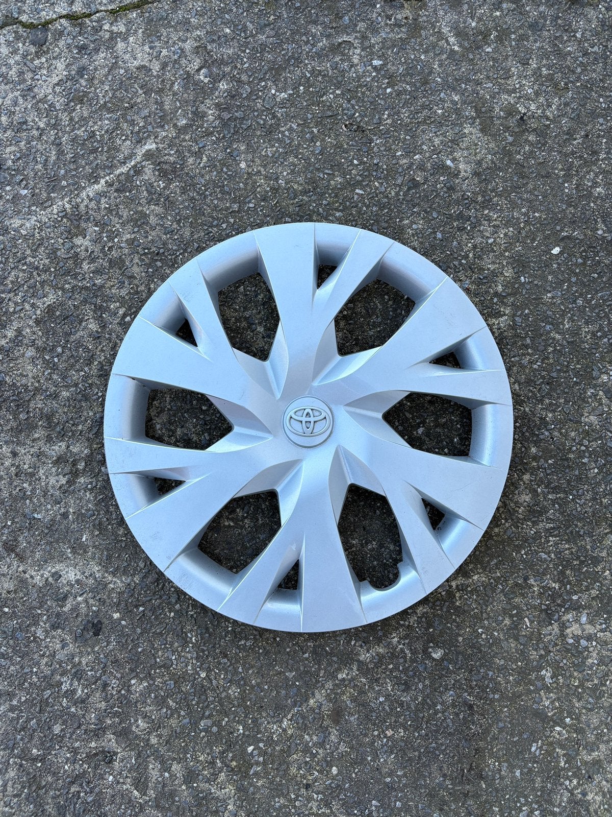 4 originele TOYOTA 15 inch wieldoppen — Ref 42602-0D410, Auto diversen, Ophalen of Verzenden, Zo goed als nieuw