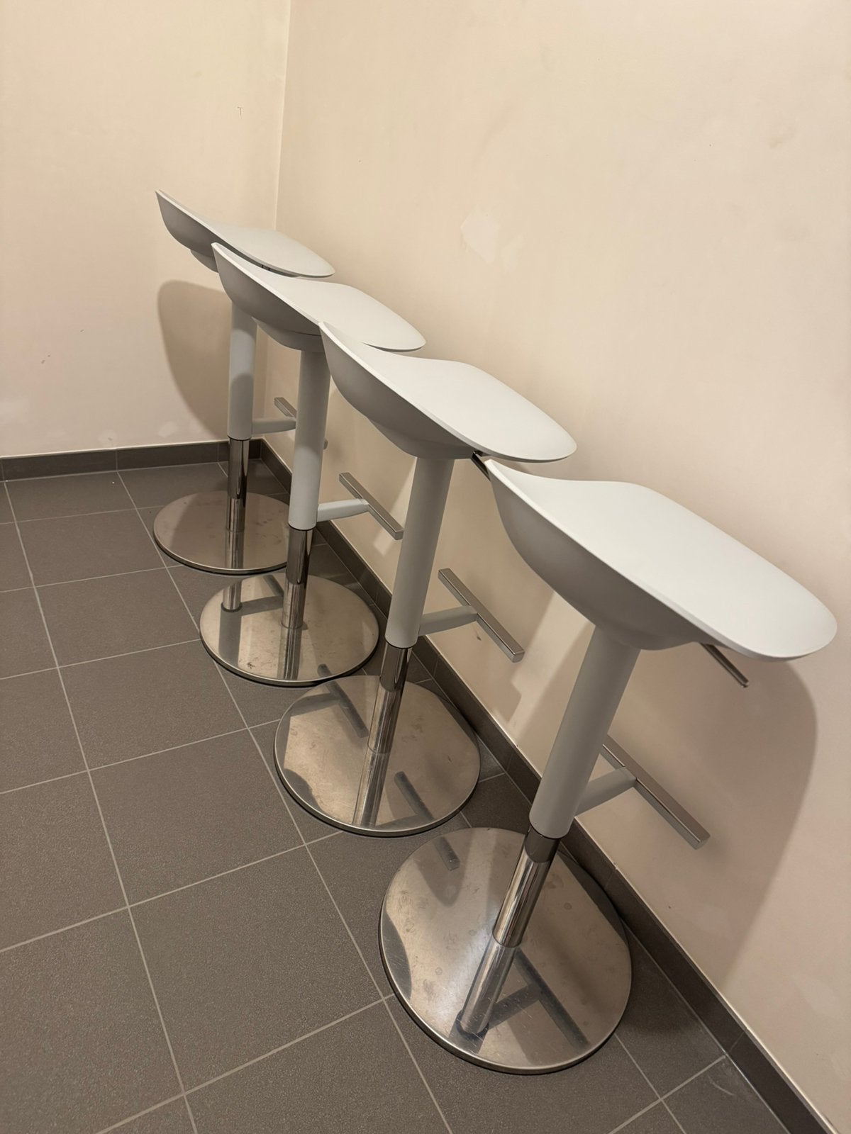 Barstoelen, Huis en Inrichting, Ophalen, In hoogte verstelbaar, 4 krukken, Kunststof