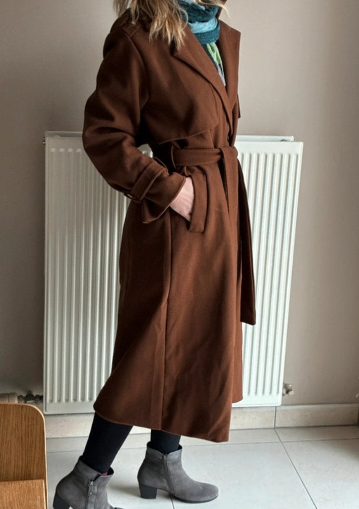 Cinnamon lange jas met riem - bruin (nieuw), Kleding | Dames, Jassen | Winter, Bruin, Ophalen, Maat 38/40 (M), Nieuw
