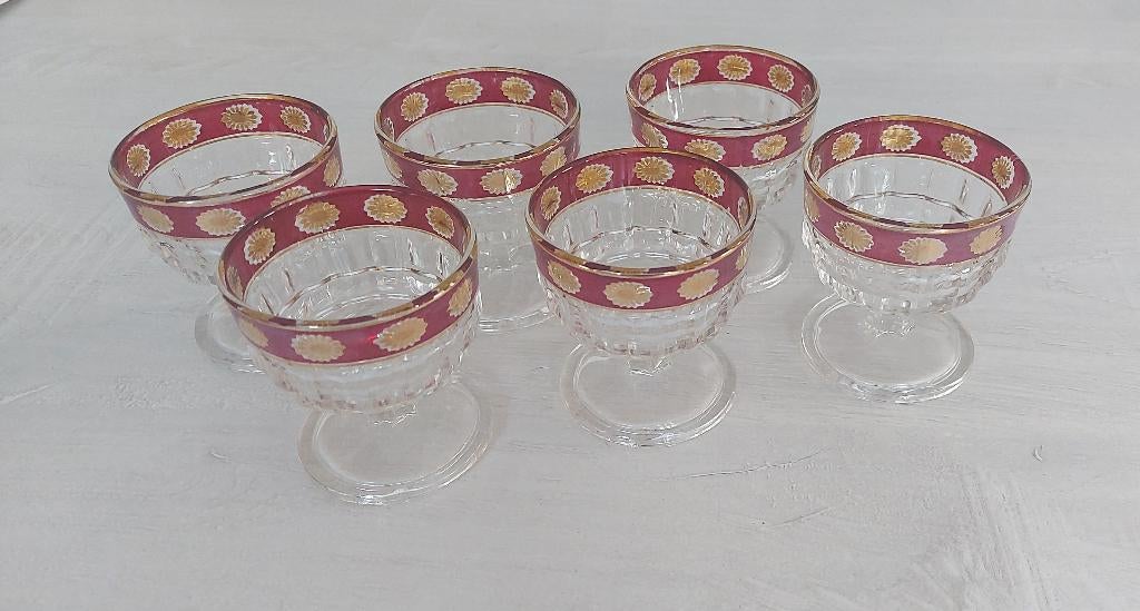 6 antieke glazen op poten met rood en gouden decor, Antiek en Kunst, Antiek | Glaswerk en Kristal, Ophalen