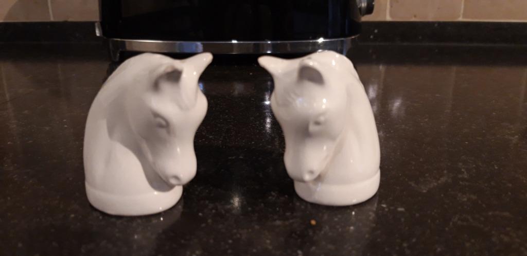 Paard zout en peper setje, Ophalen