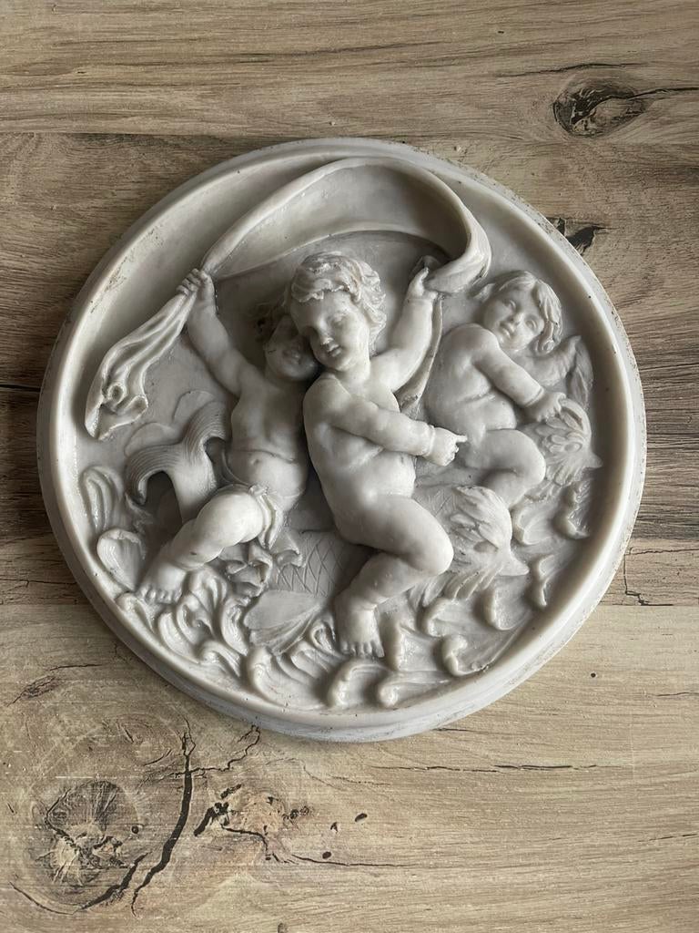 Bas-relief décoratif en résine – Putti et scène aquatiques, Antiquités & Art, Antiquités | Autres Antiquités, Enlèvement ou Envoi