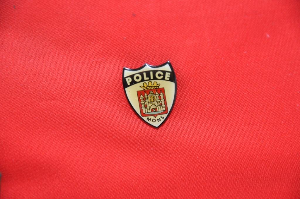 pin's police de mons (x2004), Enlèvement ou Envoi, Comme neuf, Autres sujets/thèmes, Insigne ou Pin's