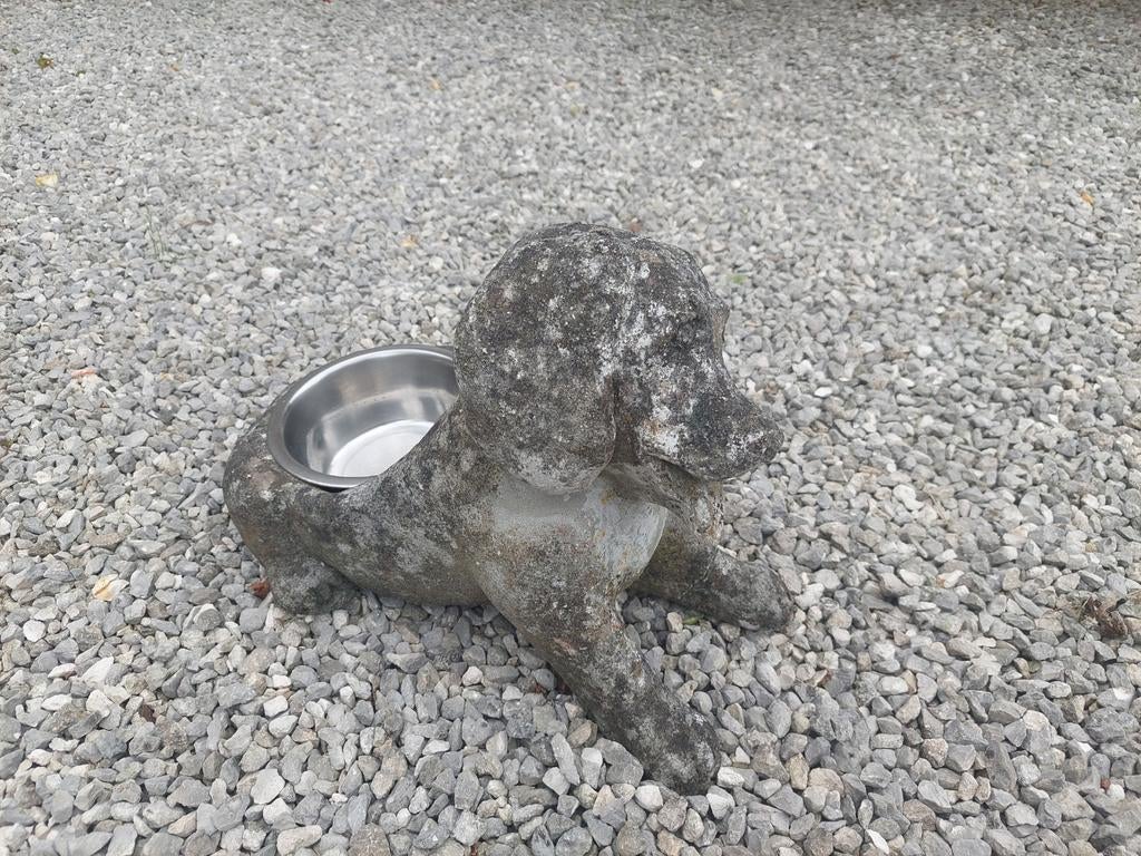 Statue de chien en pierre abreuvoir une patte à recoller, Jardin & Terrasse, Enlèvement, Utilisé, Pierre