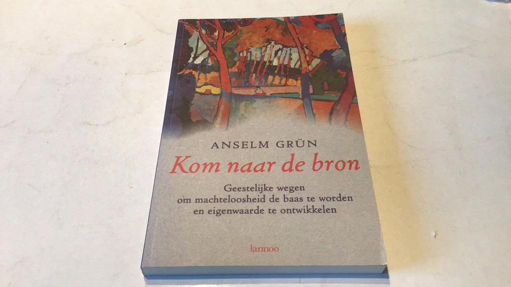 Anselm Grün - Kom naar de bron(;), Boeken, Ophalen of Verzenden, Zo goed als nieuw, Anselm Grün
