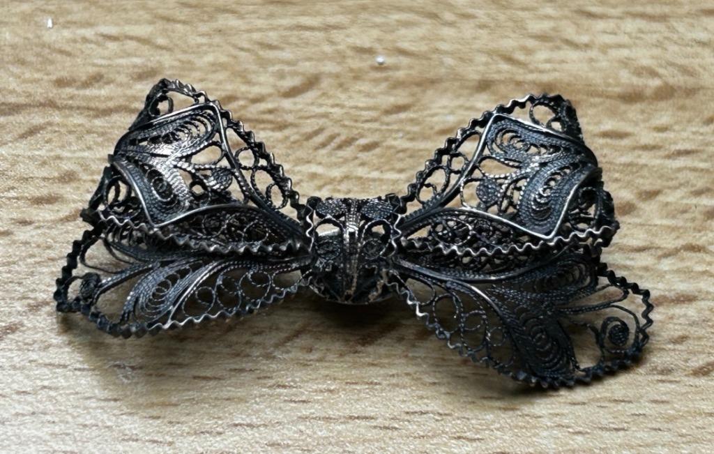 Broche victorienne, nœud papillon en filigrane, argent, Bijoux, Sacs & Beauté, Broches, Enlèvement ou Envoi, Comme neuf, 4 à 7 cm