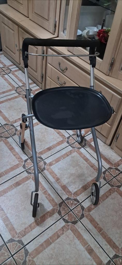 TRUST rollator/ rollator in zeer goede staat met dienblad, Ophalen, Opvouwbaar, Zo goed als nieuw