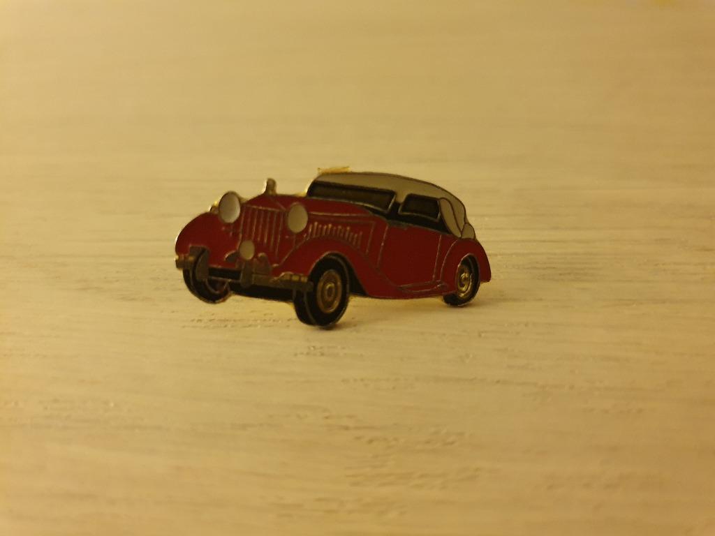 pin van een rode auto met witte kap vintage jaren 90, Verzamelen, Ophalen of Verzenden, Zo goed als nieuw, Transport, Speldje of Pin