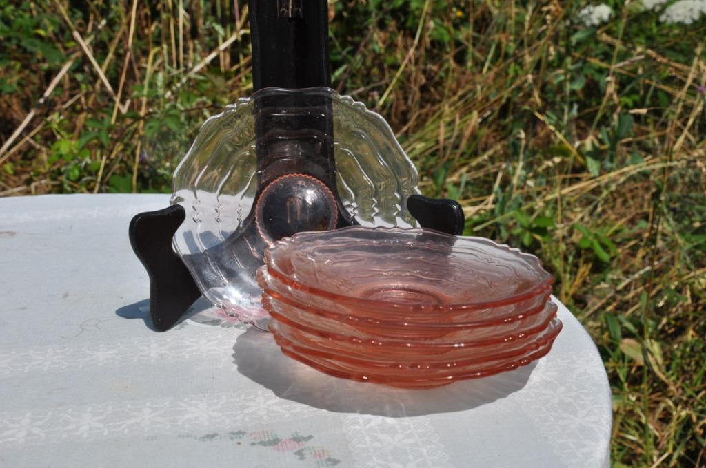 6 assiettes sous tasse en verre rose, Antiquités & Art, Enlèvement ou Envoi