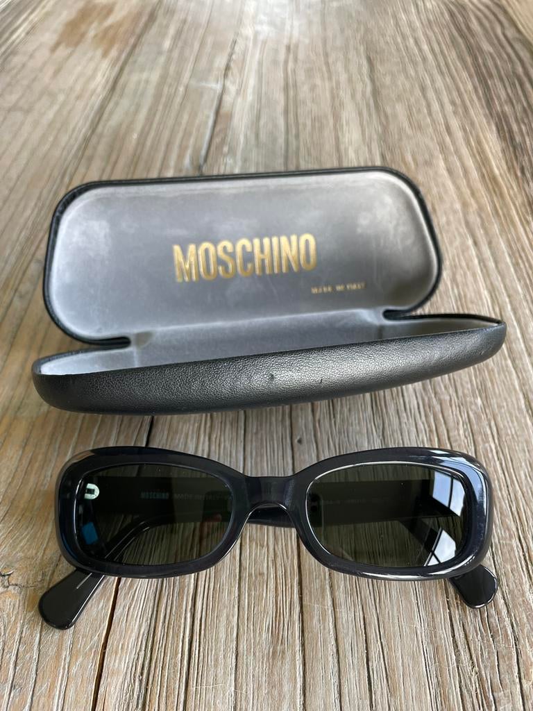 Moschino zonnebril, Ophalen of Verzenden, Zo goed als nieuw, Zwart, Zonnebril