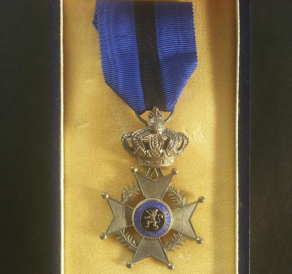 Chevalier ordre de L II bilingue étui De Greef années 1950, Envoi, Armée de terre, Ruban, Médaille ou Ailes