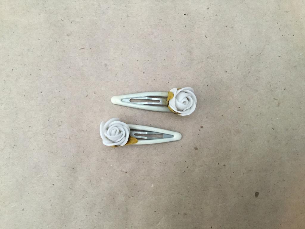 Deux barrettes à cheveux ornées de roses blanches, Bijoux, Sacs & Beauté, Enlèvement ou Envoi, Neuf, Épingle à cheveux