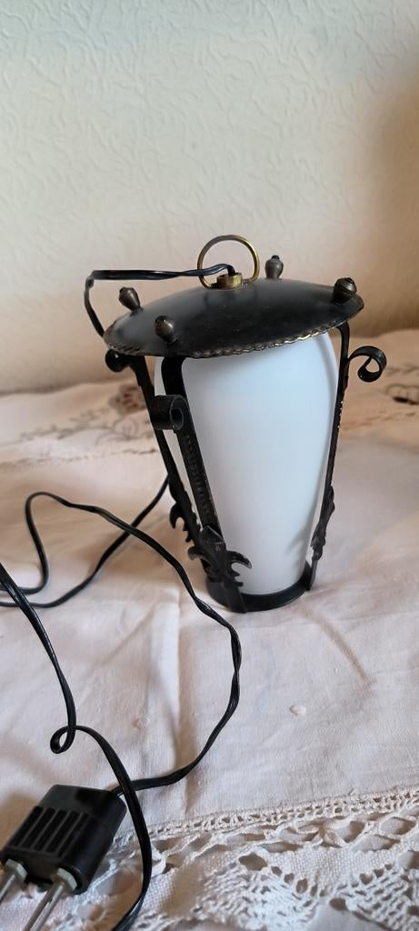 Petite Lampe à suspendre année 50 en fer forgé et opaline, Huis en Inrichting, Lampen | Wandlampen, Zo goed als nieuw, Glas, Ophalen of Verzenden