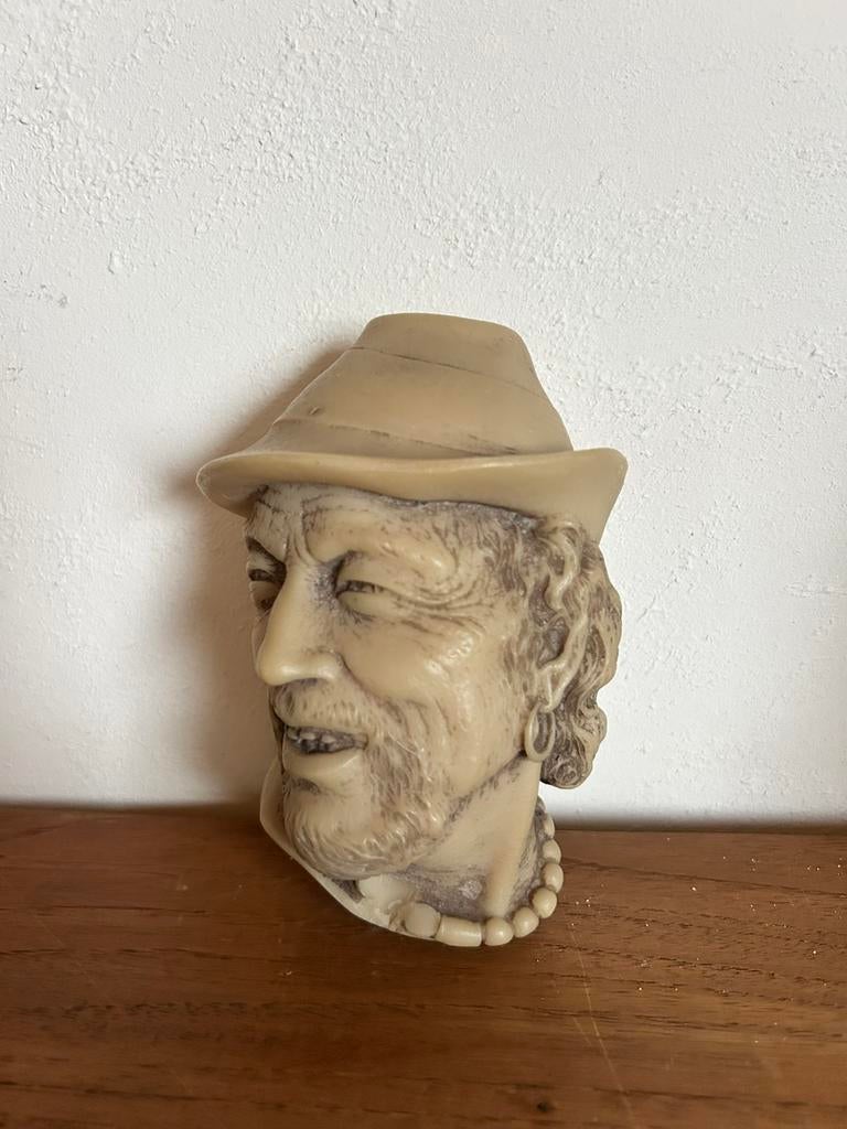 Ancienne statue représentant une tête d'homme, Enlèvement ou Envoi