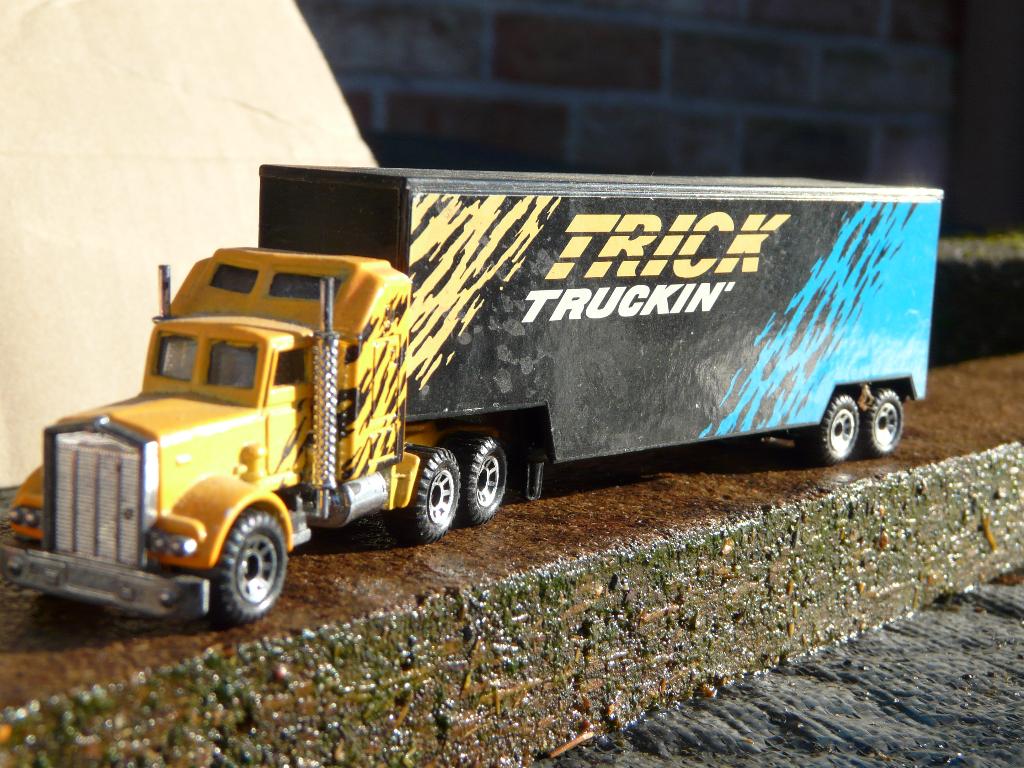 Vintage Matchbox collection : 4 diverse trucks + trailer, Hobby en Vrije tijd, Modelauto's | Overige schalen, Gebruikt, Bus of Vrachtwagen