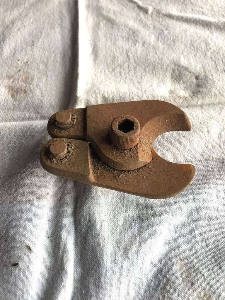 Pince ancienne sans bras. Voir les photos., Enlèvement