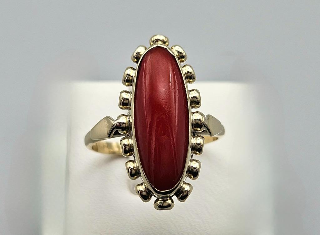 Bague en or avec pierre précieuse corail rouge. 2024/102, Enlèvement ou Envoi, Or, Bague, Avec pierre précieuse