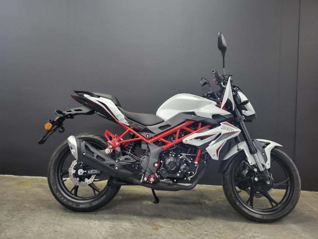 Benelli BN 125 (A1,B-rijbewijs) (5j garantie, 1j Assistance), Bedrijf, 125 cc, 11 kW of minder, 1 cilinder