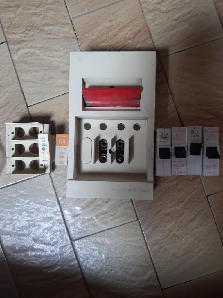 4 fusibles automatiques simples 16 a (dont 1 de chez vynckie, Enlèvement ou Envoi, Utilisé, Autres types