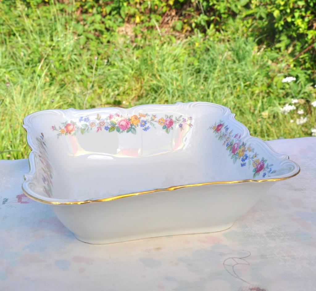 saladier carré en porcelaine guirlande de fleur, Antiquités & Art, Enlèvement ou Envoi