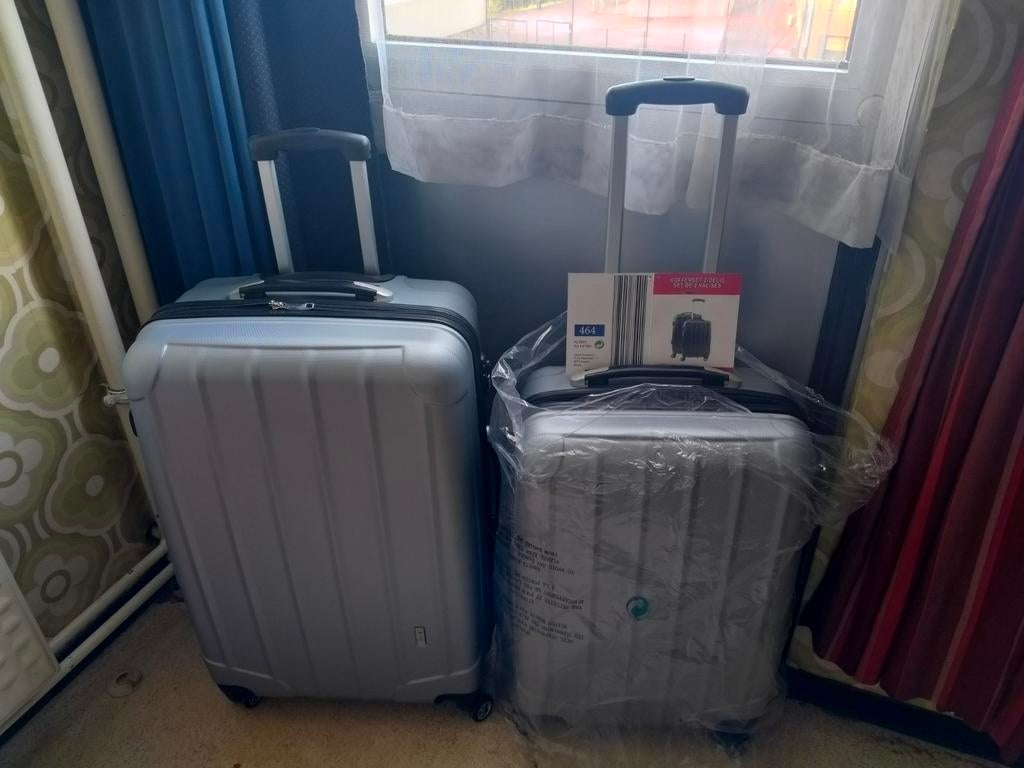 2 valises une grande et une moyenne toute neuve, Enlèvement
