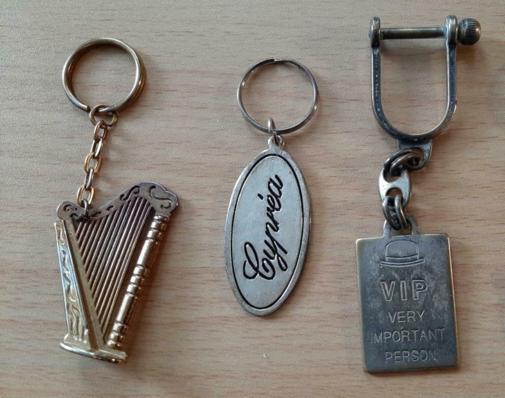 3 porte-clés métalliques : harpe, vip, cyprea années 60, Enlèvement ou Envoi