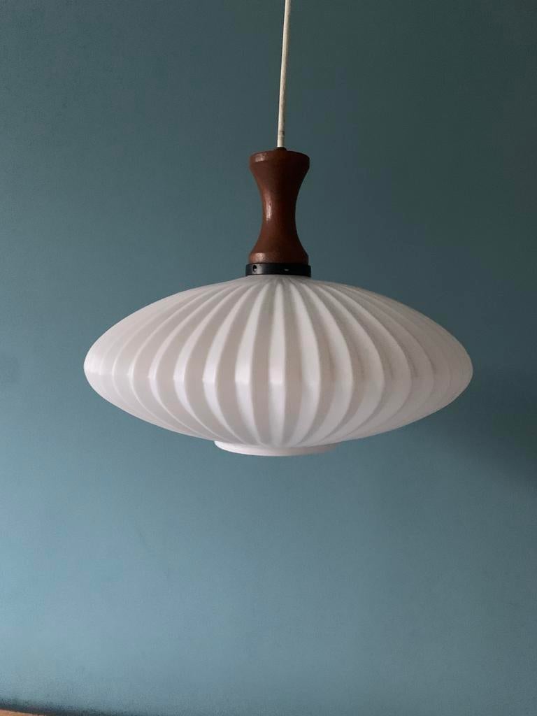 Vintage hanglamp van opaline en teak uit de jaren 60 en 70, Ophalen of Verzenden, Glas