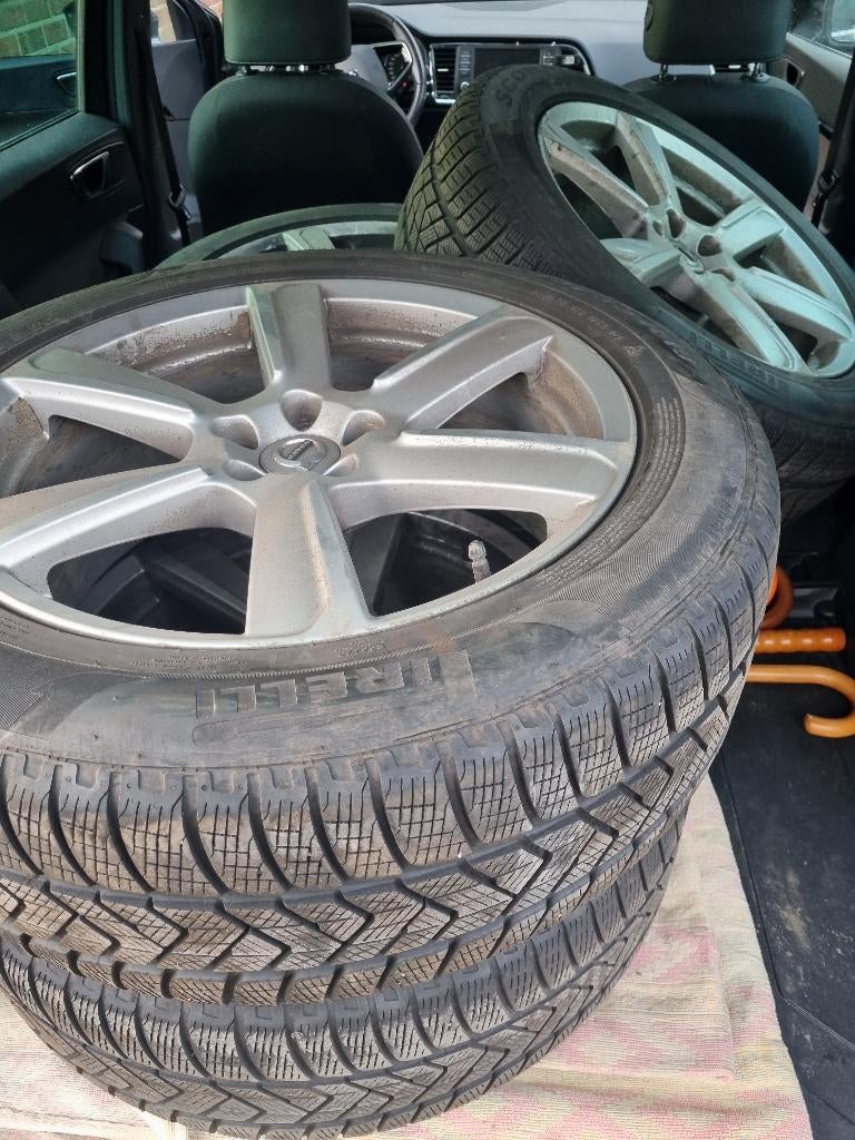 Volvo winterbanden van Volvo XC90 PIRELLI 235/55 R19 105H, Auto-onderdelen, Banden en Velgen, Banden en Velgen, Winterbanden, 19 inch
