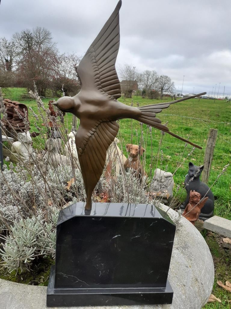 ANIMAL BRONZE GESIGNEERD (de vlucht van de zwaluw)., Antiek en Kunst, Ophalen of Verzenden, Brons
