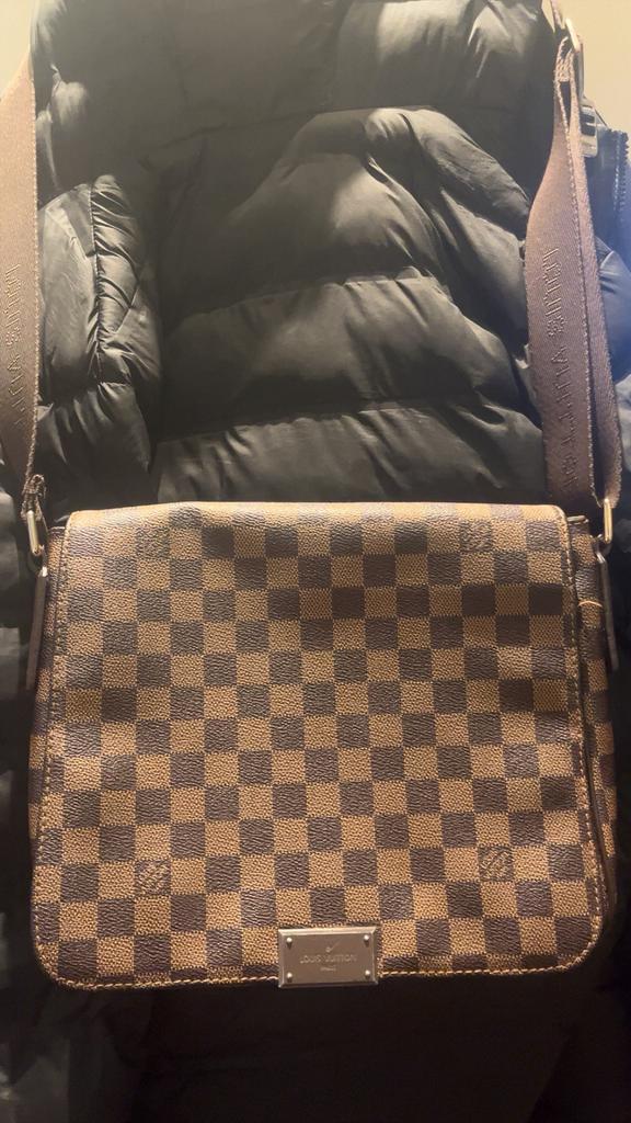 Louis Vuitton District Damier Ebene, Handtassen en Accessoires, Tassen | Schoudertassen, Ophalen, Zo goed als nieuw